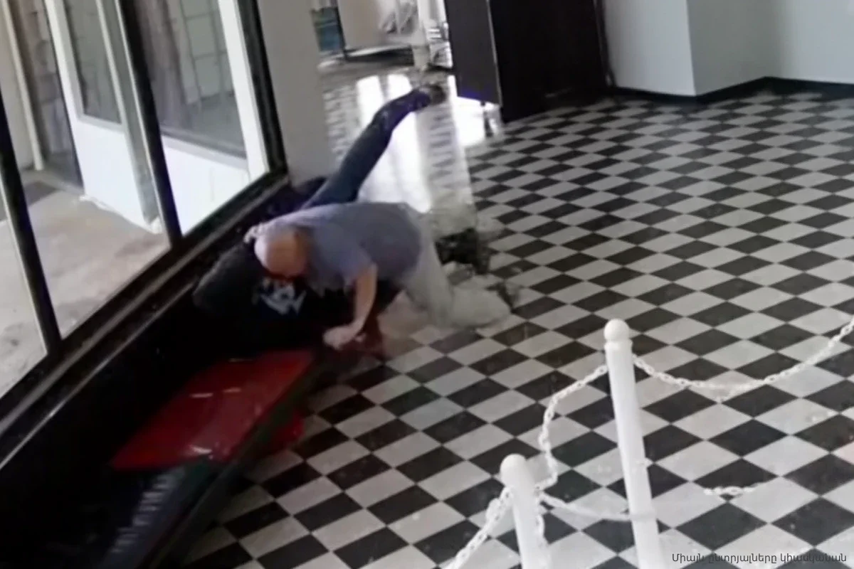 Директор школы бросился на стрелка с пистолетом: исход схватки попал на видео